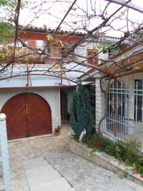 Apartment In Banjole With Terrace, Air Conditioning, Wifi, Washing Machine 3360-3